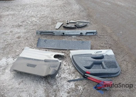 2021 Toyota Sienna Le z USA, uszkodzony, nr VIN 5TDKRKEC6MS065788